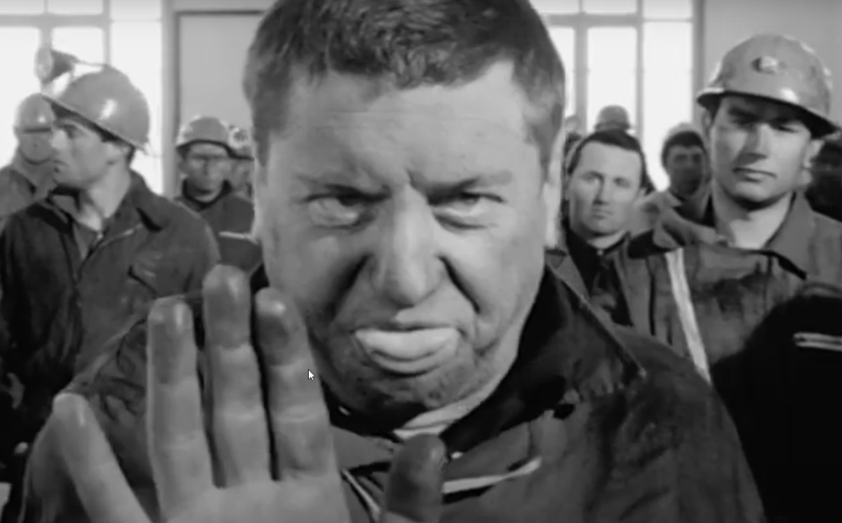 L'operaio anarchico fa una pernacchia a il dirigente